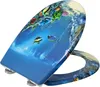 A toilet seat with an underwater scene featuring fish and coral. Produktbild-Vorschau