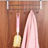 A bottle brush and a pink cloth hanging on an over-the-door rack mounted on a wooden door. Produktbild-Vorschau