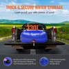 A blue water storage bladder is loaded in the back of a pickup truck, with text overlays highlighting its features. Voir les images du produit
