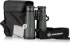 A pair of green binoculars with a black carrying case and strap, along with a cleaning cloth, are displayed on a white background. Produktbild-Vorschau