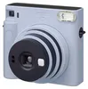 A studio shot of a Fujifilm instax SQUARE SQ 1 glacier blue instant camera. Anteprima dell’immagine prodotto