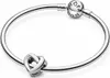 A silver Pandora bracelet with a knotted heart charm and a clasp with the Pandora logo. Produktbild-Vorschau