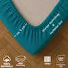A close-up of a teal fitted sheet corner on a light brown surface, with text overlays and icons at the bottom. Produktbild-Vorschau