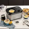 An ice cream maker is shown with finished ice cream and ingredients. Produktbild-Vorschau