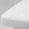 Water is being poured onto a white cushion, demonstrating its water-repellent properties. Produktbild-Vorschau