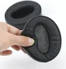 A hand is holding a black ear pad for headphones, with another ear pad in the background. Anteprima dell’immagine prodotto