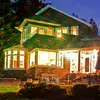 A house decorated with red and green laser lights at night. Produktbild-Vorschau