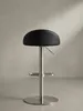 Ansicht des 360 Grad drehbaren Thekenhockers in Schwarz, der maximale Flexibilität und architektonisches Design am heimischen Bartisch vereint._#sku_SAFWL1.281# Produktbild-Vorschau