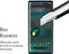 A smartphone screen protector is being demonstrated with a utility knife, highlighting its scratch resistance. Text on the left describes its features. Anteprima dell’immagine prodotto