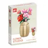 The image shows the product packaging for a building block set of flowers in a vase. Produktbild-Vorschau