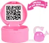 A pink toy watering can and its container are shown. The container is open, revealing a QR code inside the lid and a decorative pattern on the inside walls. A pink arrow-shaped graphic with text is in the upper right corner. Anteprima dell’immagine prodotto