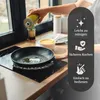 A person is pouring oil into a frying pan on an induction stove, with text overlays highlighting product features. Anteprima dell’immagine prodotto