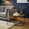 Wohnling Satztisch 2er Set rund in Gold, zwei gestaffelte Tische mit goldenen Aluminium-Tischplatten und schwarzen Eisengestellen. Podgląd zdjęcia produktu