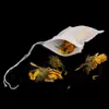 A tea bag filled with dried flowers and loose dried flowers scattered around it, on a black background. Anteprima dell’immagine prodotto