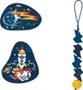 A collage of space-themed items, including a comet, a rocket launch, and a string of lightning bolt-shaped charms with a yellow circular charm at the end. Voir les images du produit