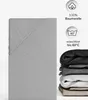 A folded fitted sheet is shown on the left, with icons and text describing its features on the right. A stack of folded sheets in different colors is also visible on the right. Produktbild-Vorschau