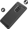 A dark grey phone case with a carbon fiber texture is shown from a diagonal angle against a white background. There are two small circular icons on the left side of the image. Produktbild-Vorschau