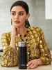 A woman in a stylish outfit holds a Contigo thermobecher. Anteprima dell’immagine prodotto