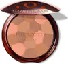 A close-up, studio shot of an open Guerlain Terracotta bronzer. Voir les images du produit