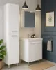 A modern bathroom with white vanity and a tall white cabinet. Voir les images du produit