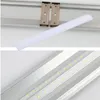 A close-up view of a white LED light diffuser and mounting brackets, with a second image showing the LED strip itself within an aluminum housing. Voir les images du produit