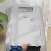 A person's hand is opening the lid of a gray cat litter box. Produktbild-Vorschau