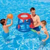 Aufblasbarer blauer und roter Basketballkorb und Ringwurfspiel in einem Schwimmbecken mit einem Mann und zwei spielenden Kindern Náhled obrázku produktu