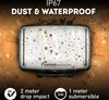 A close-up of a rugged, dust and waterproof work light with water droplets and dirt specks on its surface, set against a textured brown background. Anteprima dell’immagine prodotto