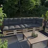 An outdoor seating area with a pallet sofa and coffee table. Voir les images du produit