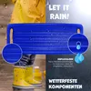 A child in yellow rain boots and a yellow raincoat is shown near a blue swing seat with water droplets on it. The scene depicts outdoor play in the rain. Produktbild-Vorschau