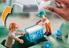 Two Playmobil figures are interacting with a cooler and other accessories, suggesting a picnic or outdoor activity. Podgląd zdjęcia produktu
