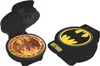 A Batman-themed waffle maker is shown, with one side open revealing a waffle and the other side closed. Produktbild-Vorschau