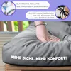 A hand pressing into a gray cushion, with text overlays describing its features. Produktbild-Vorschau