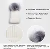 Weiße Strickmütze mit großem grauen Kunstfell-Pompon oben, mit Nahaufnahmen von Strick und Pompon Anteprima dell’immagine prodotto