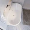 Ambiente Bild einer weißen Badewanne in Draufsicht in hellem, modernem Badezimmer. Produktbild-Vorschau