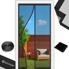 A magnetic screen door is shown installed on a doorway, with a backyard scene visible through it. Accessories are laid out to the side. Produktbild-Vorschau