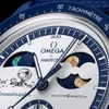 A close-up shot of a Swatch x Omega Moonswatch watch face. Produktbild-Vorschau