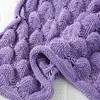 Nahaufnahme einer lavendelfarbenen gestrickten Decke mit strukturiertem Noppen- oder Popcornmuster Anteprima dell’immagine prodotto