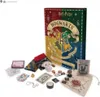 A Harry Potter themed advent calendar and various small merchandise items are laid out on a white surface. Anteprima dell’immagine prodotto