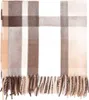 A folded plaid blanket with fringe. Náhled obrázku produktu