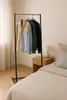 Minimalistischer Kleiderständer aus Metall und Holz – 50 × Produktbild-Vorschau 3