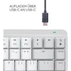A close-up view of a white keyboard with a USB-C cable and connector. Anteprima dell’immagine prodotto