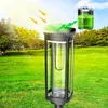 A solar-powered garden light in a grassy outdoor setting, with arrows indicating sunlight charging the battery. Anteprima dell’immagine prodotto