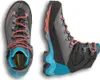 Aequilibrium Trek Woman Gtx von La Sportiva; hoch geschnittener Wanderschuh für Damen in Schwarz und Blau mit roten Schnürsenkeln. Produktbild-Vorschau