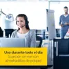 A woman wearing a headset is working at a desk in an office environment, with a yellow overlay at the bottom highlighting product features. Anteprima dell’immagine prodotto