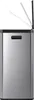 A stainless steel trash can with a black lid is shown from the side. Voir les images du produit
