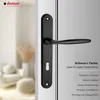 A black door handle with a keyhole is shown on a white and light gray background, with text describing its features. Anteprima dell’immagine prodotto