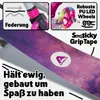 Close-up of a scooter deck with text overlays highlighting features. Produktbild-Vorschau