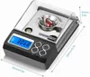A digital scale with a piece of jewelry on it. Voir les images du produit