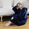 Kuschelige Hoodie Decke mit Ärmeln – Vielseitiger Produktbild-Vorschau 2